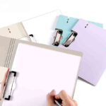 PORTE-BLOC A4 RIGIDE AVEC PINCE MÉTALLIQUE – Image 3