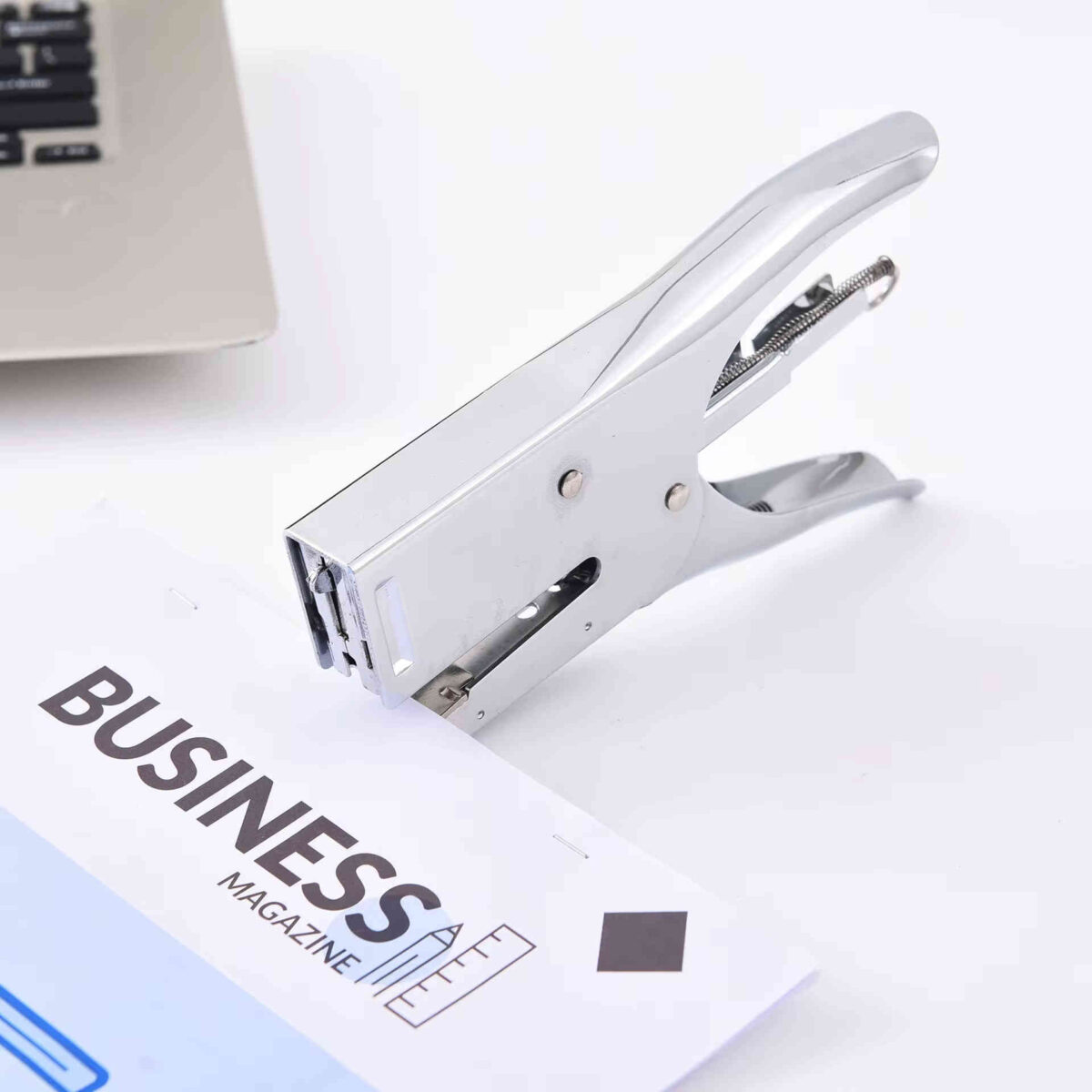 Agrafeuse Manuelle en Métal – Usage Bureau et École – Image 3