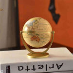 GLOBE TERRESTRE DÉCORATIF AVEC SUPPORT DORÉ – 25 CM – Image 3