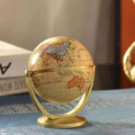 GLOBE TERRESTRE DÉCORATIF AVEC SUPPORT DORÉ – 25 CM