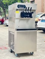 MACHINE À CRÈME GLACÉE PROFESSIONNELLE À TROIS SORTIES